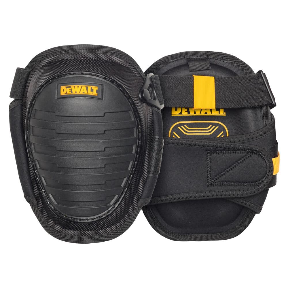 Un par de rodilleras negras DEWALT con protección de carcasa dura, correas ajustables y marca amarilla, diseñadas para uso en obras o construcción.