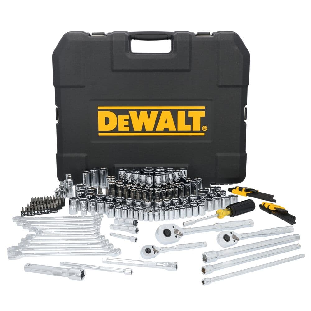 Un estuche negro de transporte con la marca DEWALT se muestra detrás de un extenso conjunto de herramientas manuales variadas, incluyendo carracas, vasos, llaves, puntas de destornillador y extensiones, todo organizado cuidadosamente al frente.