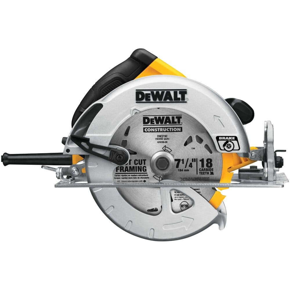 Una sierra circular DEWALT DWE575SB con disco plateado, mango amarillo y negro, y etiquetas detalladas de construcción. La sierra está diseñada para cortes de estructuras y cuenta con dientes de carburo. El producto se muestra de lado, destacando su freno de seguridad y especificaciones.
