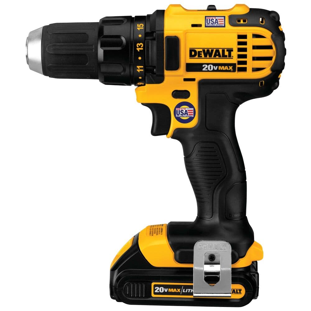 Un taladro inalámbrico DEWALT 20V MAX con diseño negro y amarillo, equipado con batería de iones de litio y logotipo de USA en el lateral.