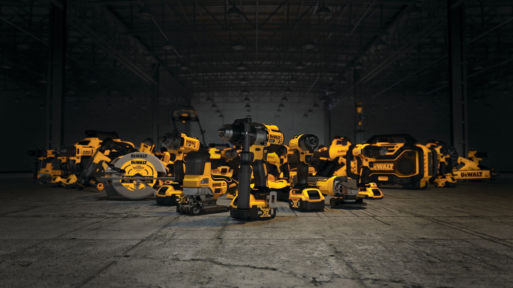 Una colección de herramientas eléctricas DEWALT amarillas y negras, incluyendo taladros, sierras y una caja de herramientas, dispuestas sobre un suelo de concreto en un entorno de almacén industrial.