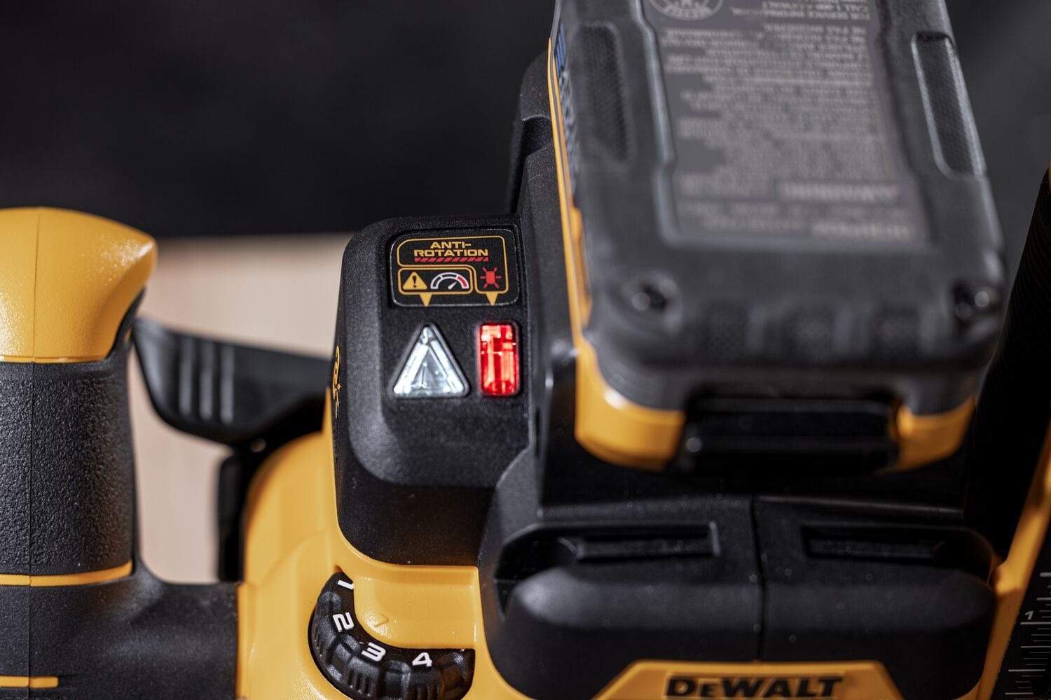 DEWALT XR 20V MAX* Plunge router anti-rotation system feature