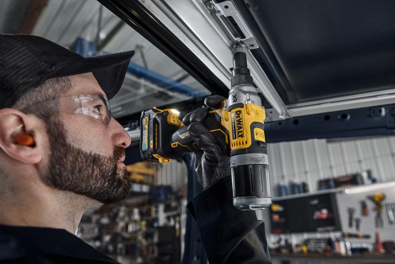 18V XR BRUSHLESS 6.4mm Rivet Tool being used on car roof