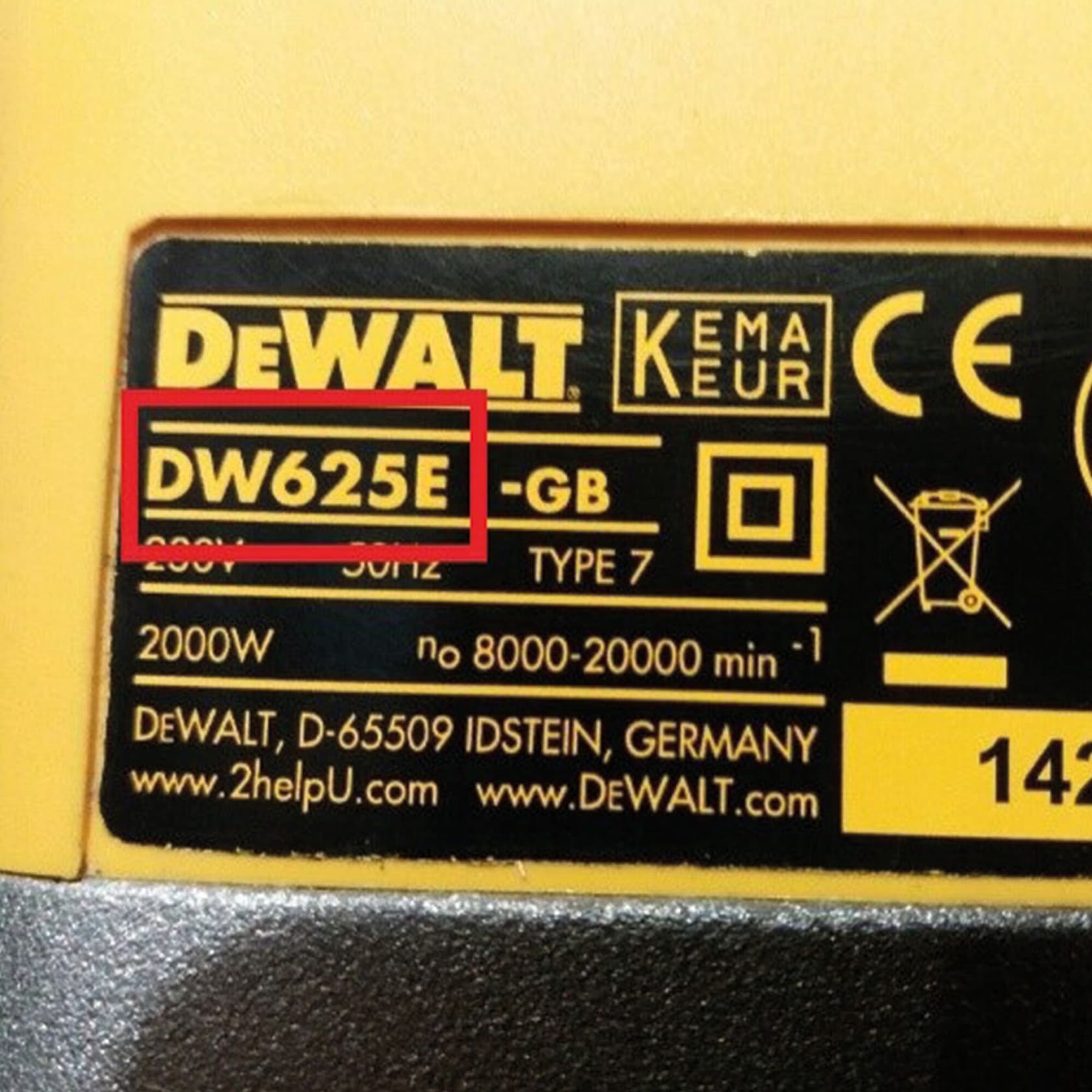 Primer plano de una etiqueta de producto DEWALT que muestra el número de modelo DW625E dentro de un recuadro rojo. La etiqueta incluye especificaciones técnicas, marcas de certificación y el logotipo de DEWALT.